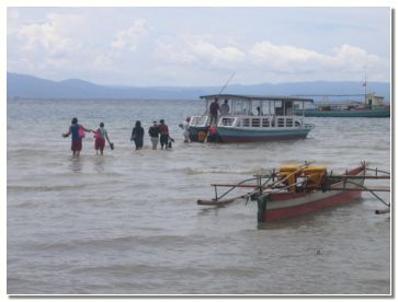 Ladjice ne pristajajo ob pomolu