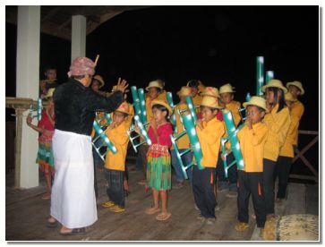 Orkester Bambo, sestavljajo ga otroci iz bli�nje siroti�nice