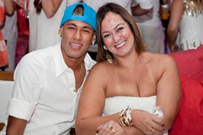 http://4.bp.blogspot.com/-uZaCkXWdMB8/UPn3LQOaAiI/AAAAAAAAA5s/HFRKywNHS8U/s320/Neymar-e-a-ma%CC%83e-Nadine-Santos-by-Willadino-redred.jpg