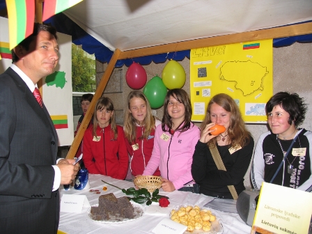 poslanec Borut Pahor občuduje našo stojnico